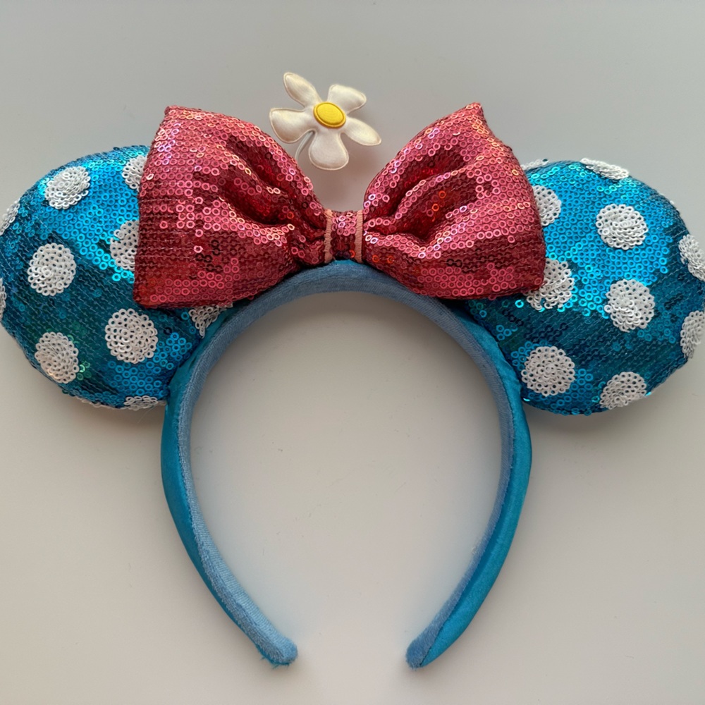 Disney Blue Minnie Ears. Gently worn. Tag cut off.
